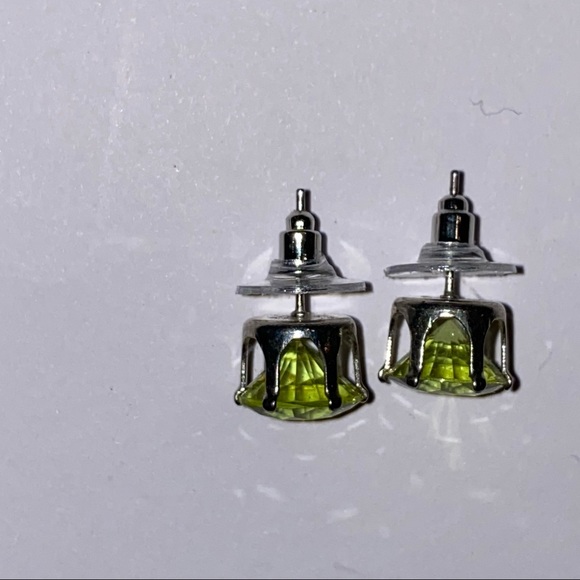 Large stud earrings - Picture 5 of 6